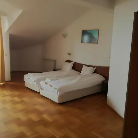 Шато Ветровитите Хълмове Hotel *
